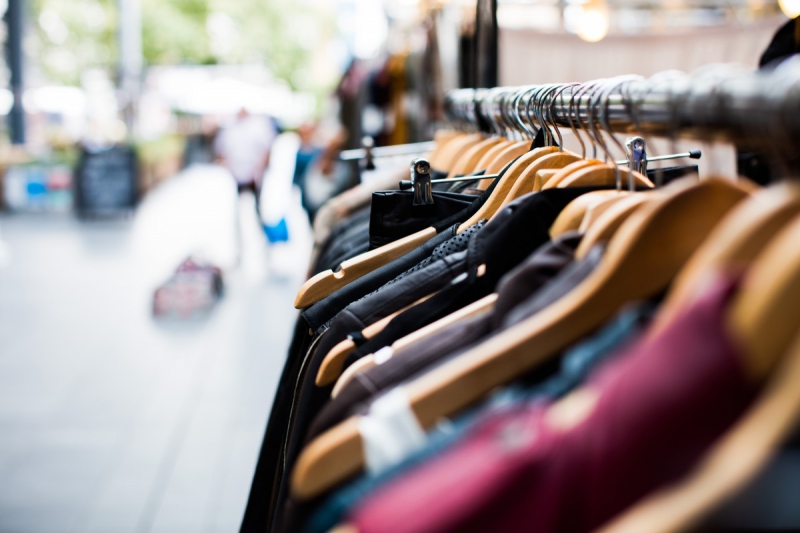 vitrine-HYERES-min_blur_close_up_focus_hanger_jacket_market_people_rack-1176303